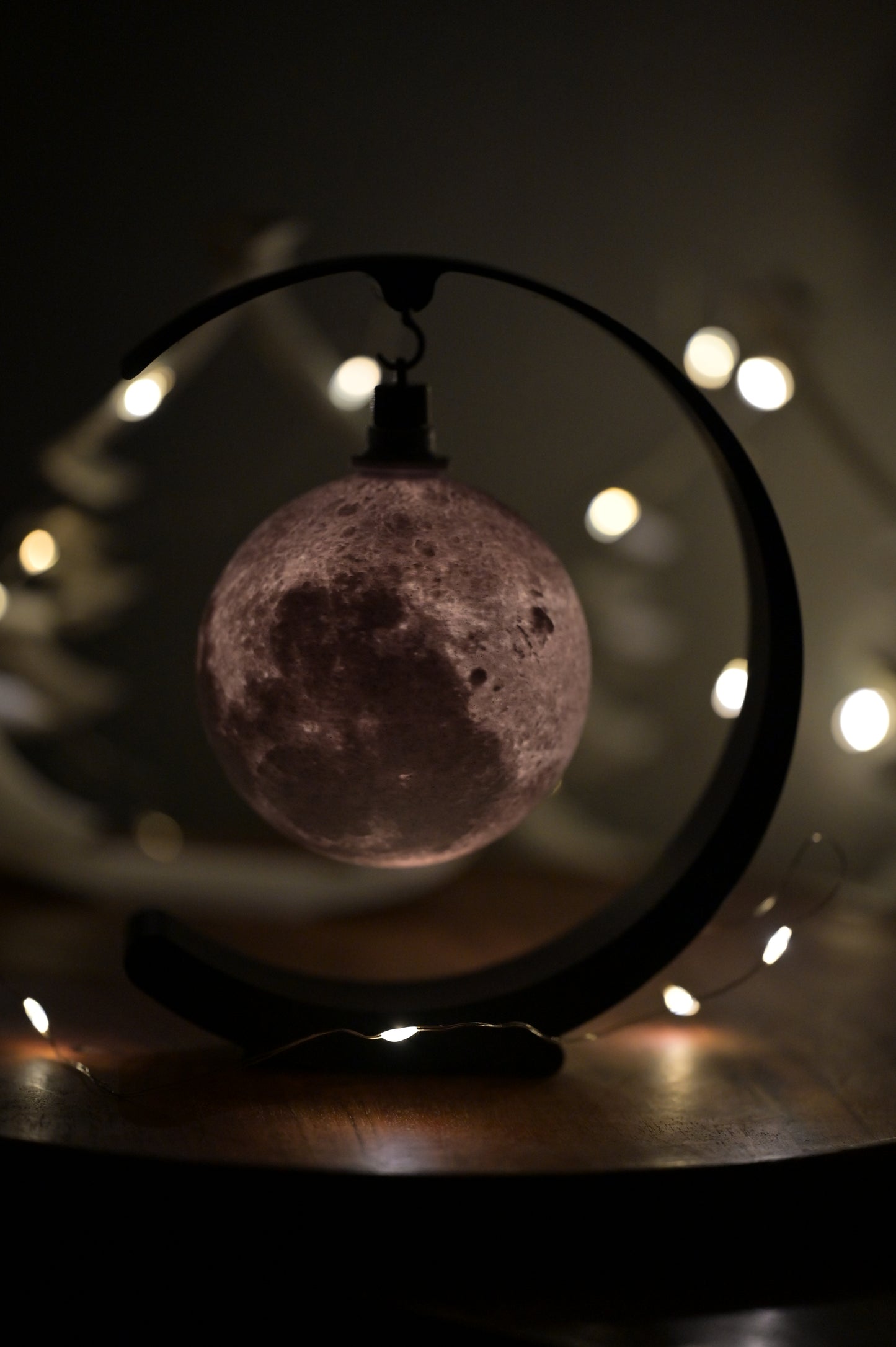 Personalisierte Weihnachtskugel mit Mondstruktur