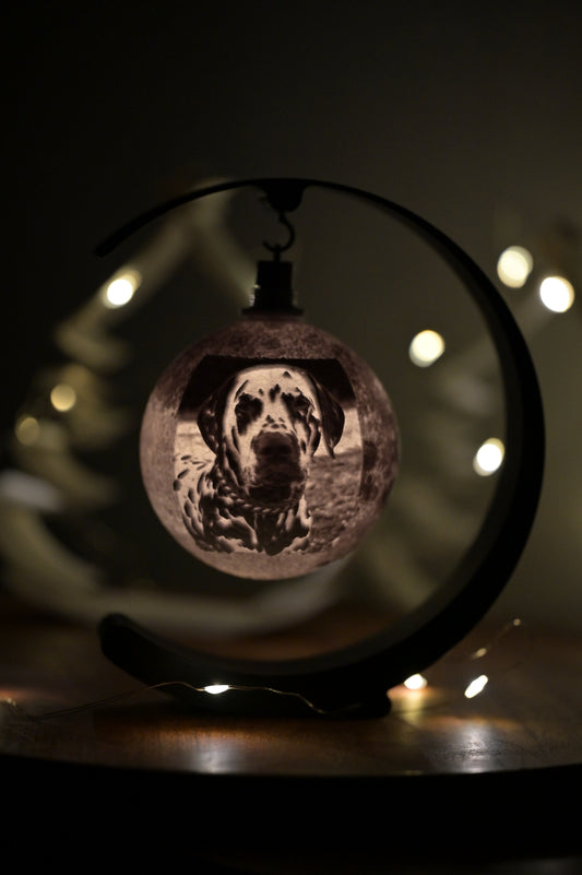 Personalisierte Weihnachtskugel mit Mondstruktur